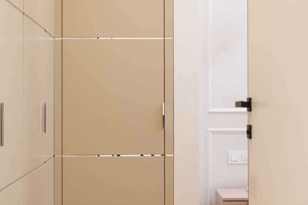 Puerta de interior color crema y beige combinada con pared blanca